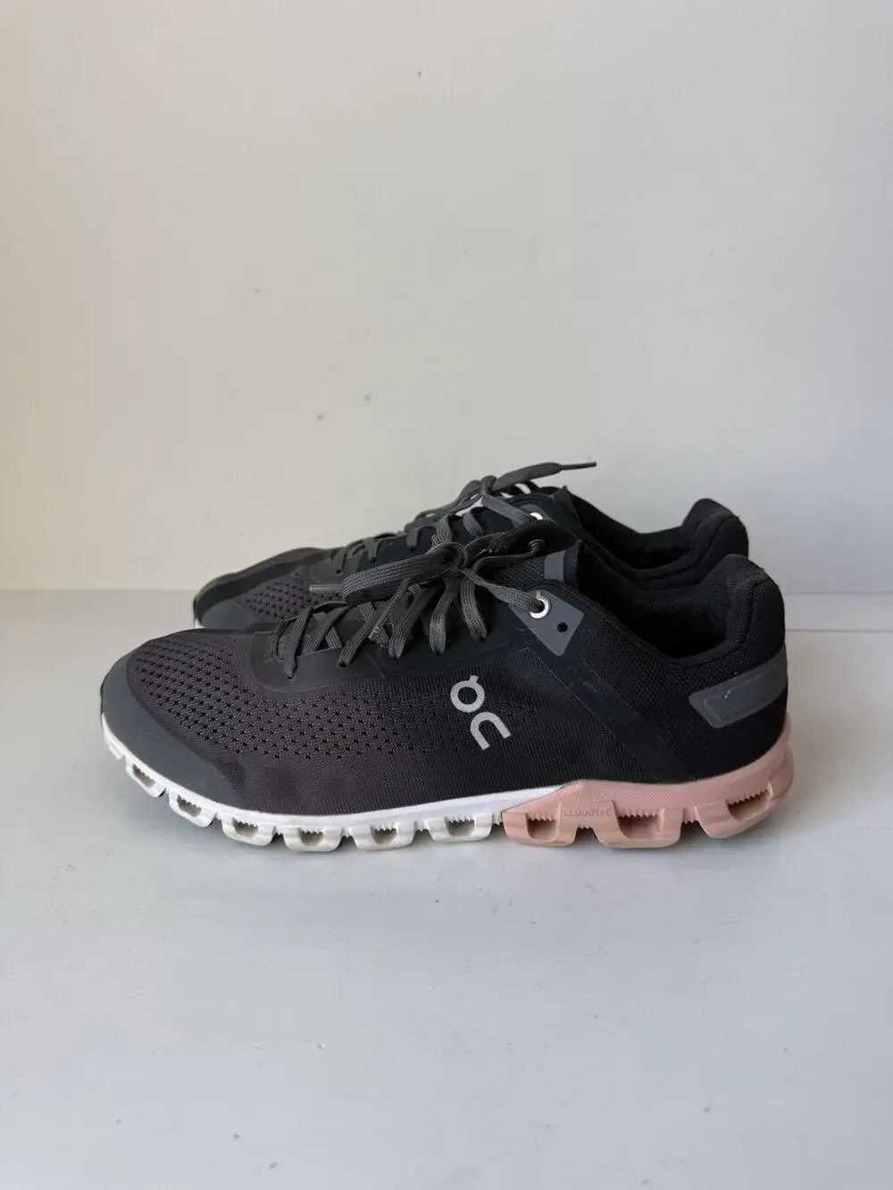 On Cloudflow Womens Size 10 Gray Black Rose Running Walking Shoes Sneakers